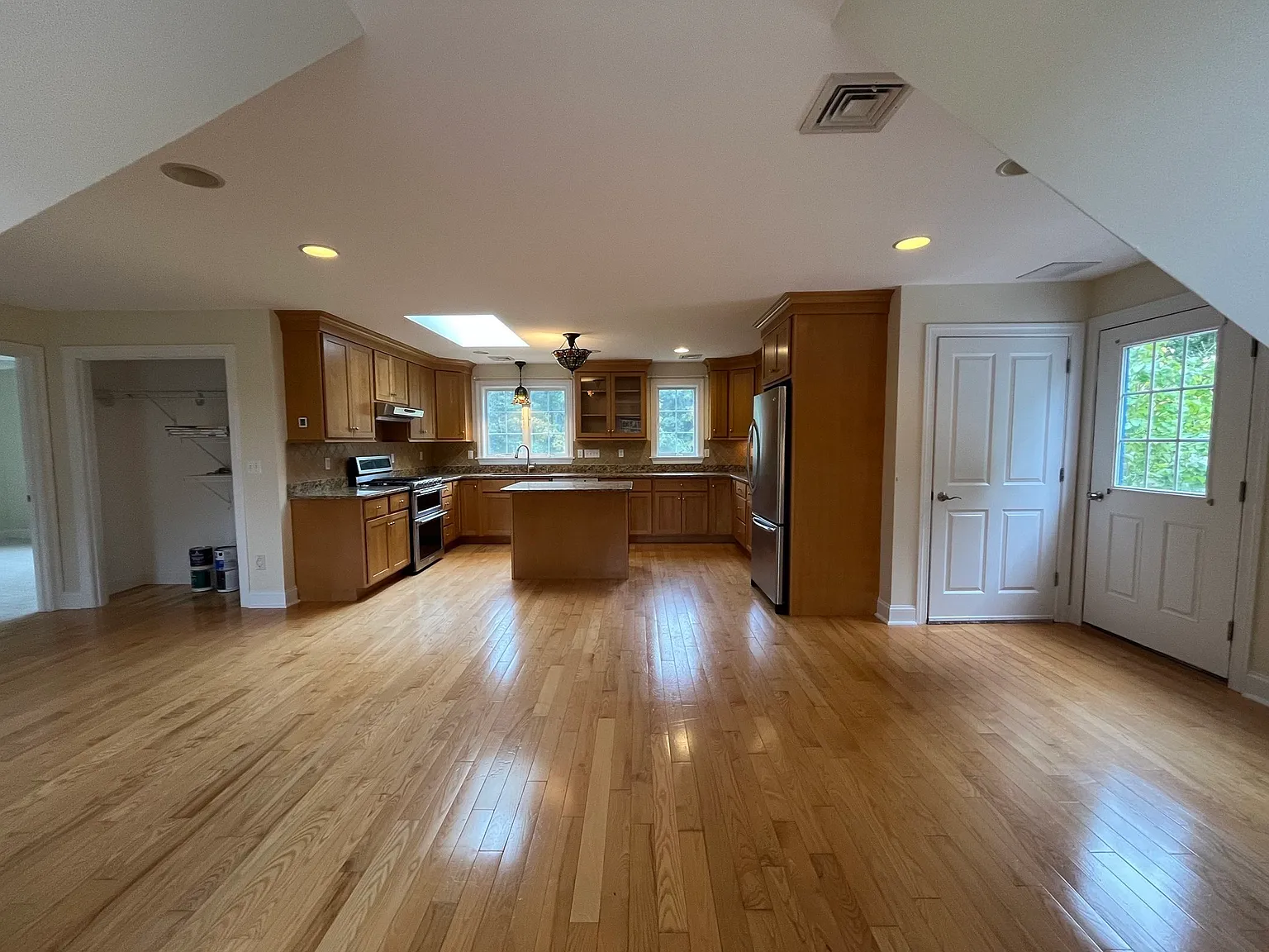 1 bed, 1.0 bath, 1000 sqft, $2,400 — Photo 3