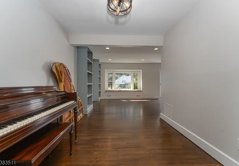 65 Hampshire Dr — Photo 6