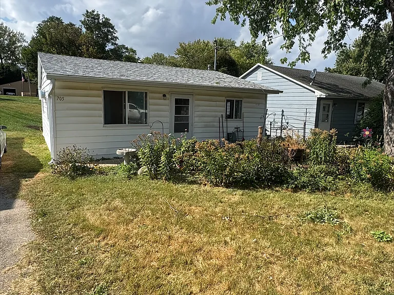 705 N Adams Ave — Photo 1