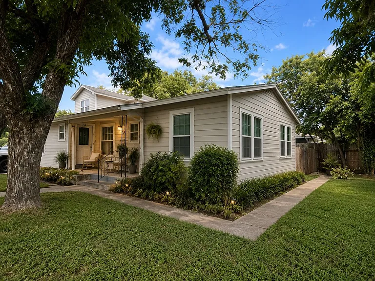 5101A Guadalupe St W — Photo 2
