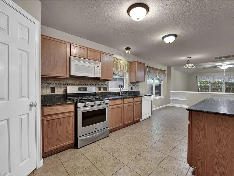 2706 Woodspring Forest Dr — Photo 7