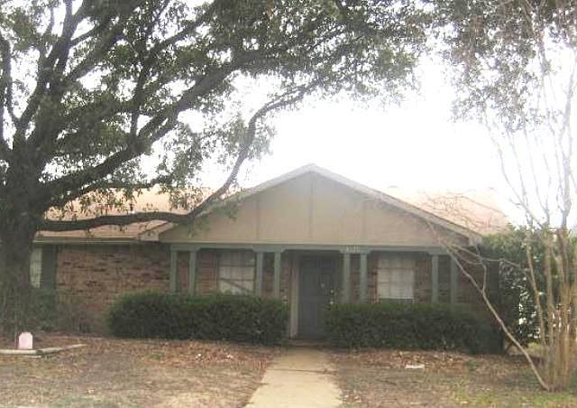 1st image of 3025 Robin Hill Ln