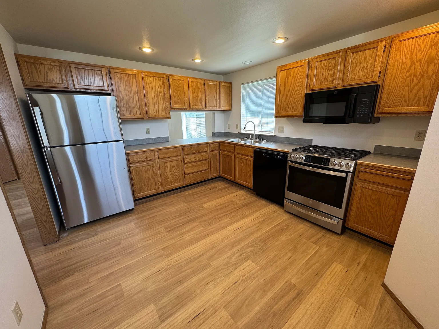 3 bed, 1338 sqft, $2,895 — Photo 3