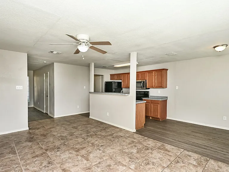 1424 Pine Ln — Photo 6