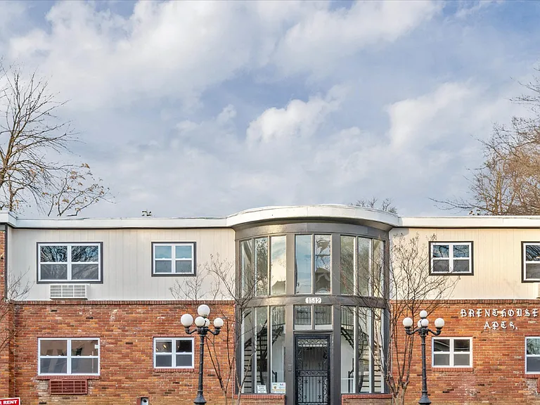 Gorgeous Renovated 1 & 2 Bedroom Apartment @ 1512 Court — Photo 25
