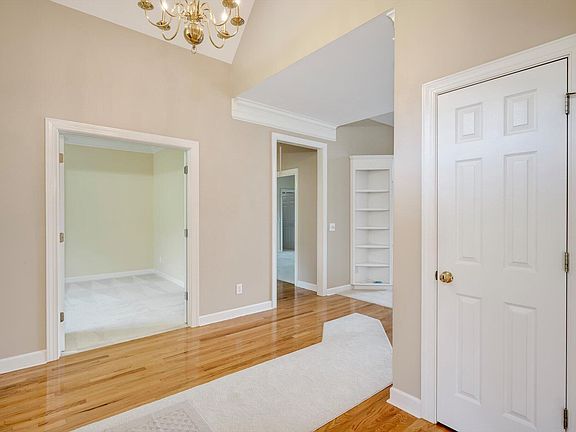 4th image of 130 Tall Pine Dr