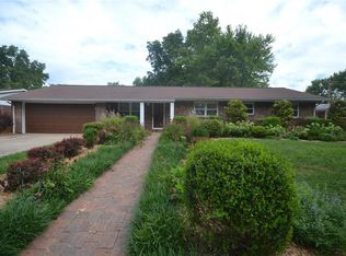 210 Eugenia Dr, Smithton, IL 62285