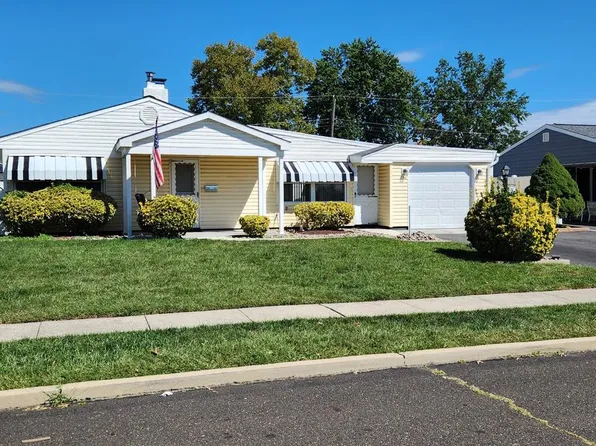 32 Freedom Ln, Levittown, PA 19055