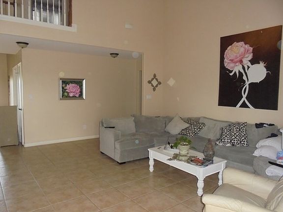 4th image of 410 Beverly Hills Ln