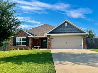880 Iroquois Dr, Prairie Grove, AR 72753