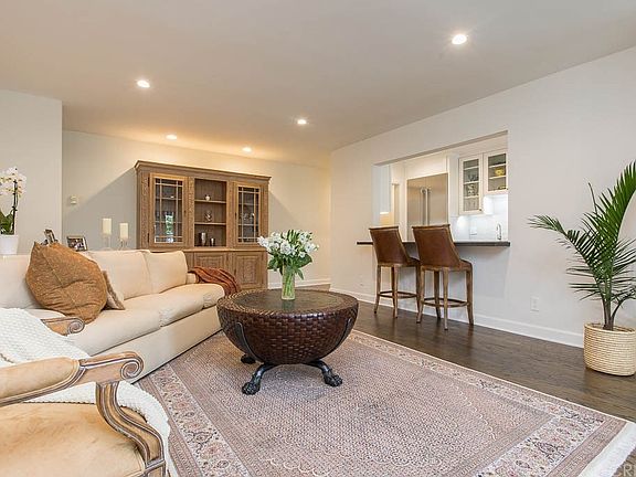 5th image of 901 10th St APT 201