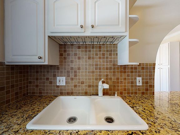 5th image of 4052 W Johnson Cir