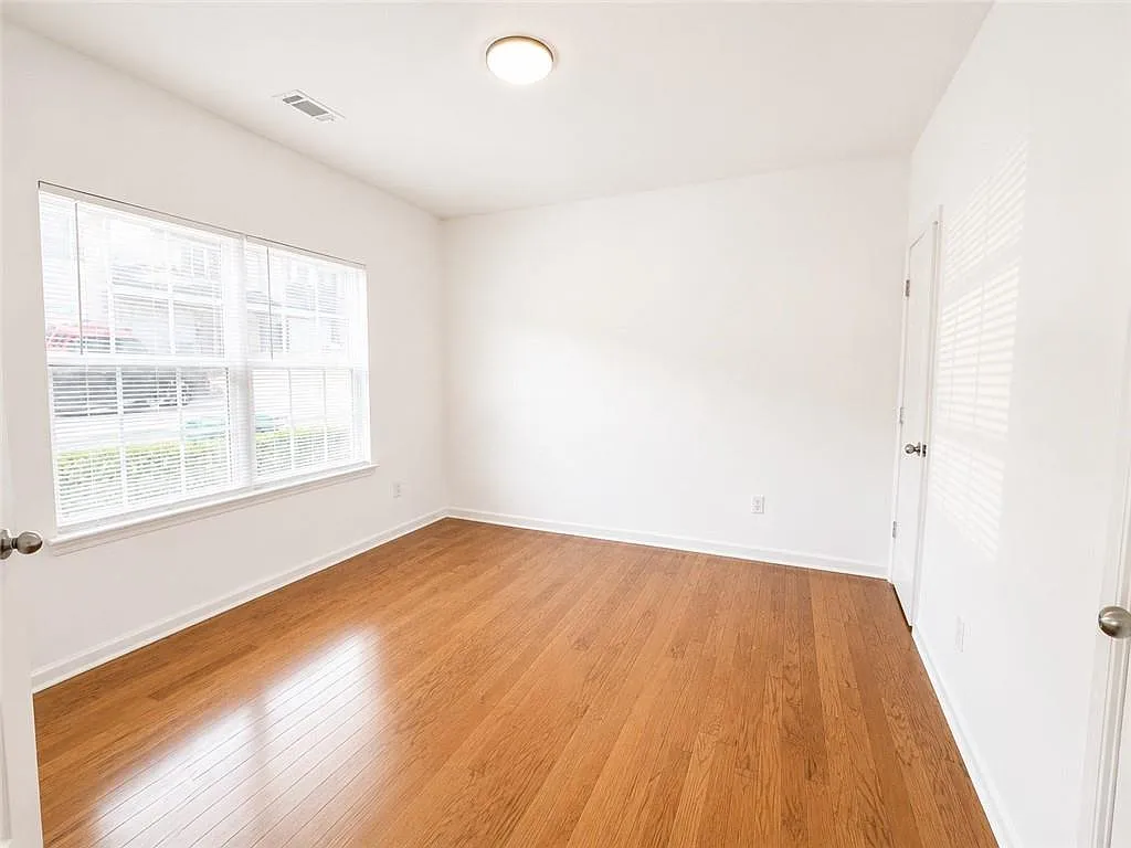 4 bed, 2.5 bath, 1722 sqft, $1,850 — Photo 2