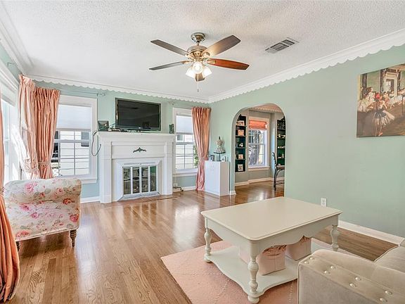 3rd image of 4212 Curzon Ave