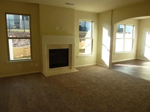 3 bed, 2.5 bath, 1900 sqft, $2,050 — Photo 2