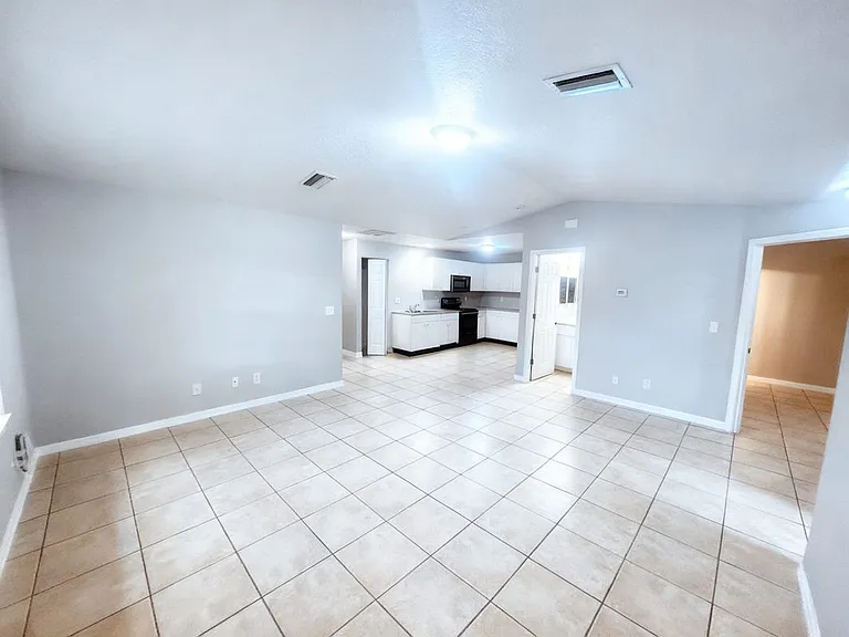 1120 Harry Ave S — Photo 2