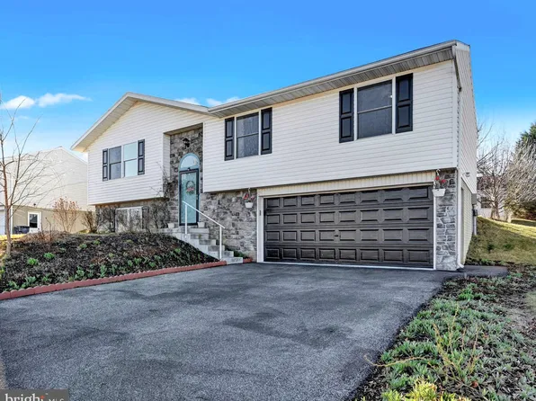 114 Treeline Dr, Newmanstown, PA 17073