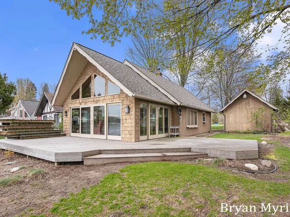 2233 Recreation Dr, Fennville, MI 49408