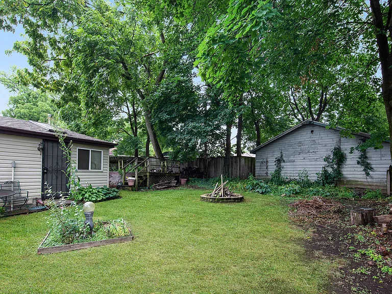 22W549 Emerson Ave — Photo 16
