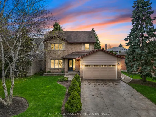 22 Giffin Rd, Hamilton, ON L9H 6S5