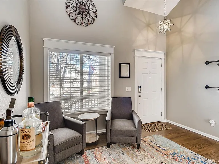 1118 Riddlewood Ln — Photo 3