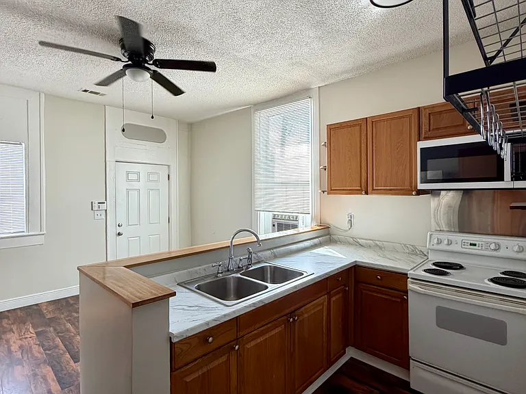 2423 Saint Ann St — Photo 4