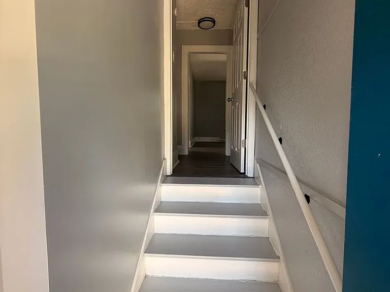 1135 Summit St — Photo 2