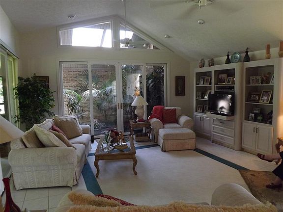 5th image of 557 Country Club Ln