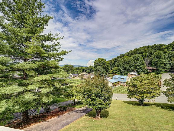 4th image of 749 Fairway Dr