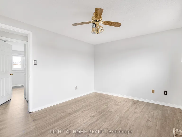 39 Martindale Cres — Photo 10