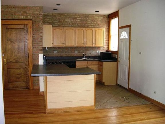 5th image of 6910 N Greenview Ave #3