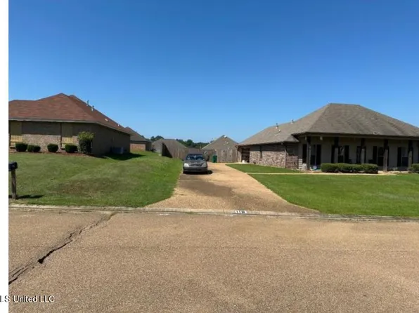 121 Grandview Dr, Byram, MS 39272