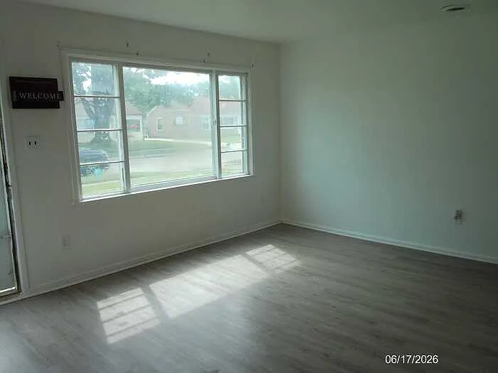 3 bed, 1.0 bath, 1000 sqft, $1,400 — Photo 4