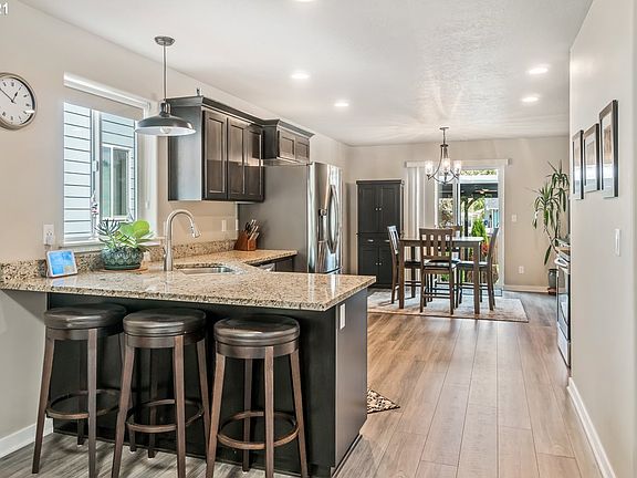 5th image of 272 Felicity Ct NE
