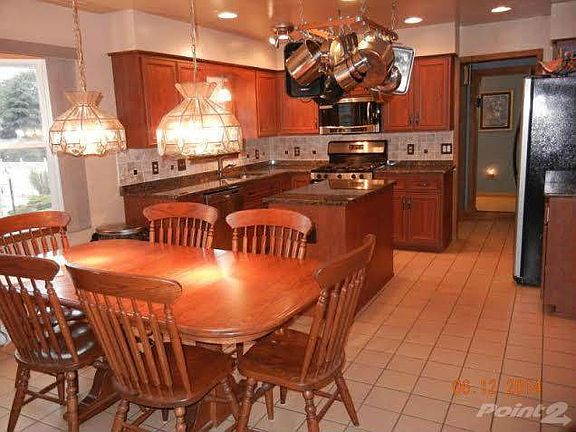 905 Hartman Ln kitchen