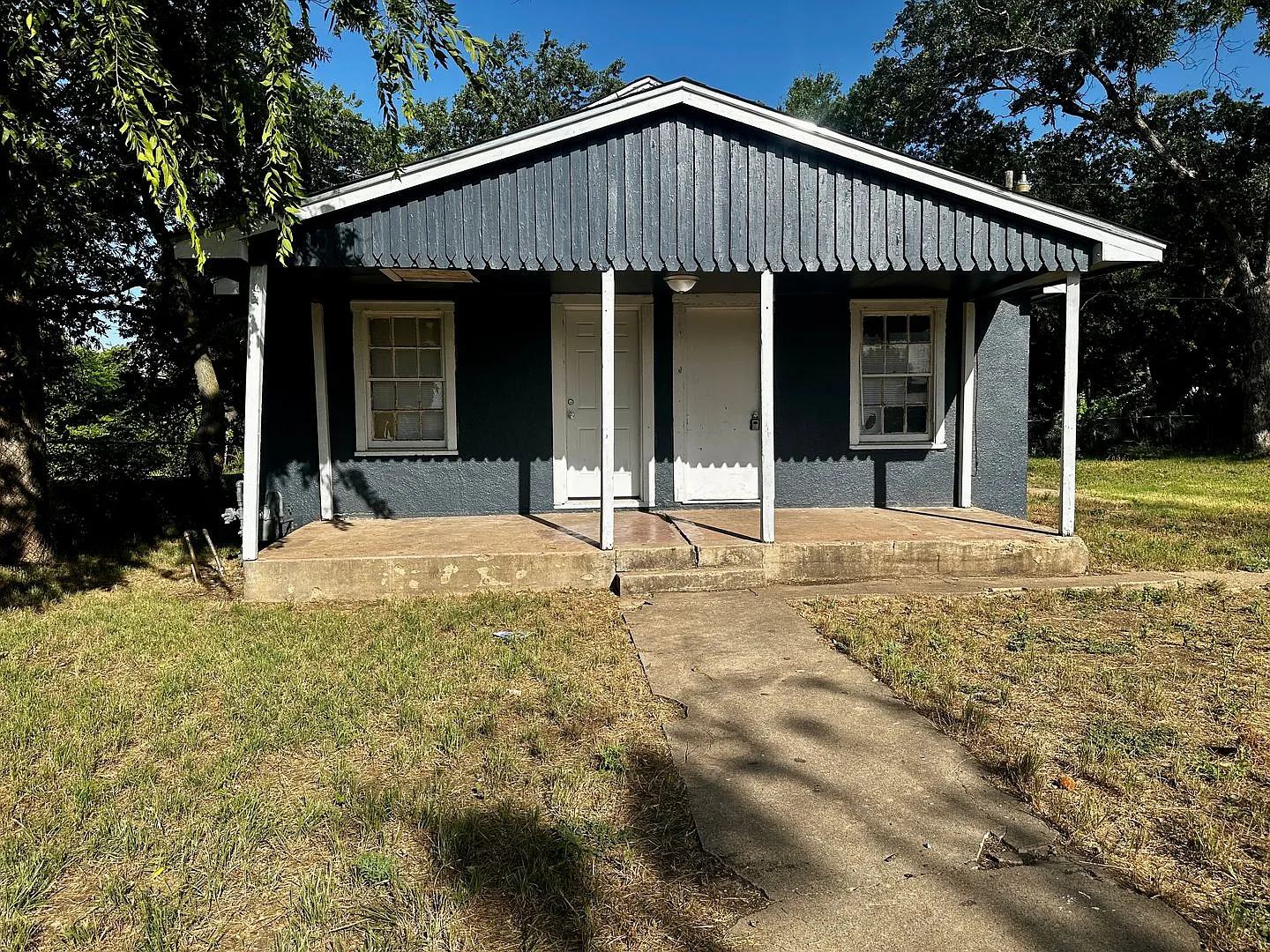 Secluded 3 bed/one bath home available today! — Photo 3