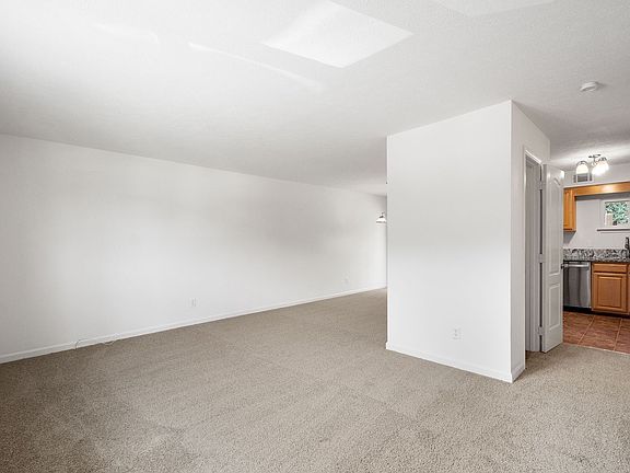 4th image of 325 Clavale Dr