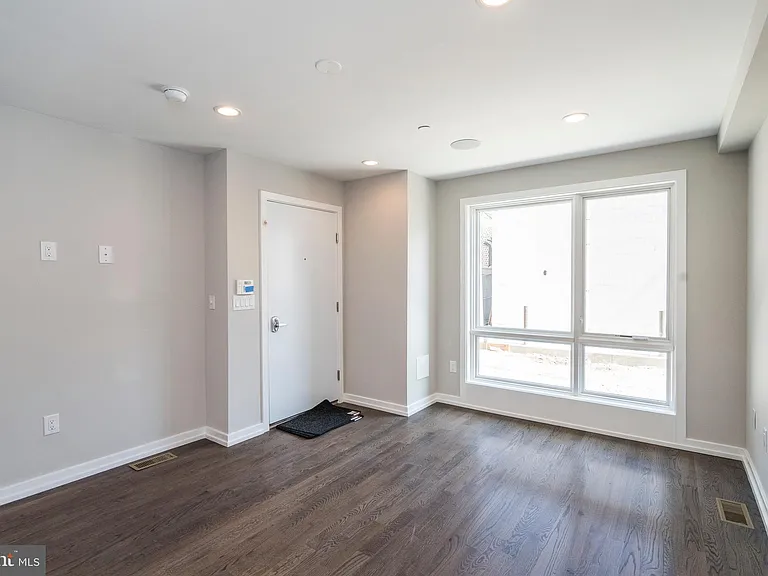 1430 Clymer St #1 — Photo 4