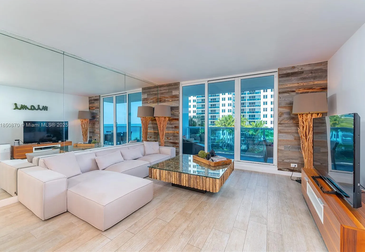 Roney Palace Condo — Photo 2