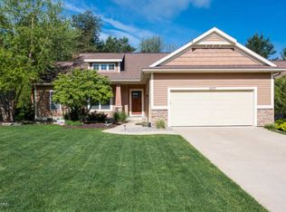 2837 Coppergrove Dr NE, Grand Rapids, MI 49525