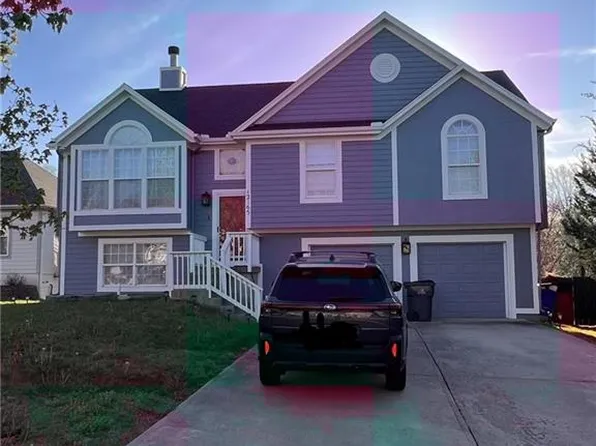 12165 S Tallgrass Dr, Olathe, KS 66061