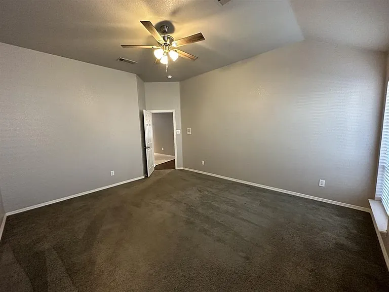 Nice size primary bedroom.