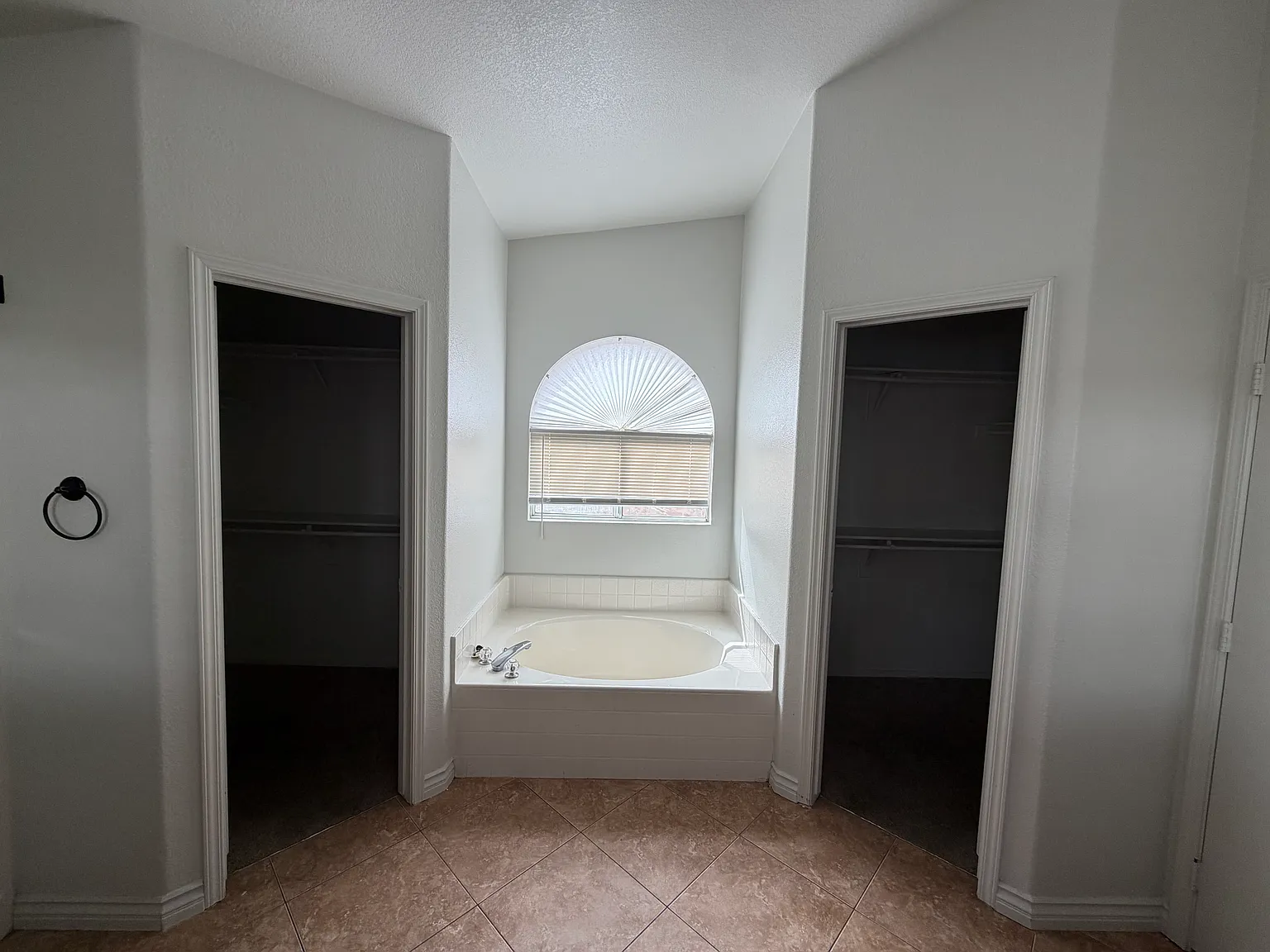 4 bed, 2110 sqft, $2,400 — Photo 1