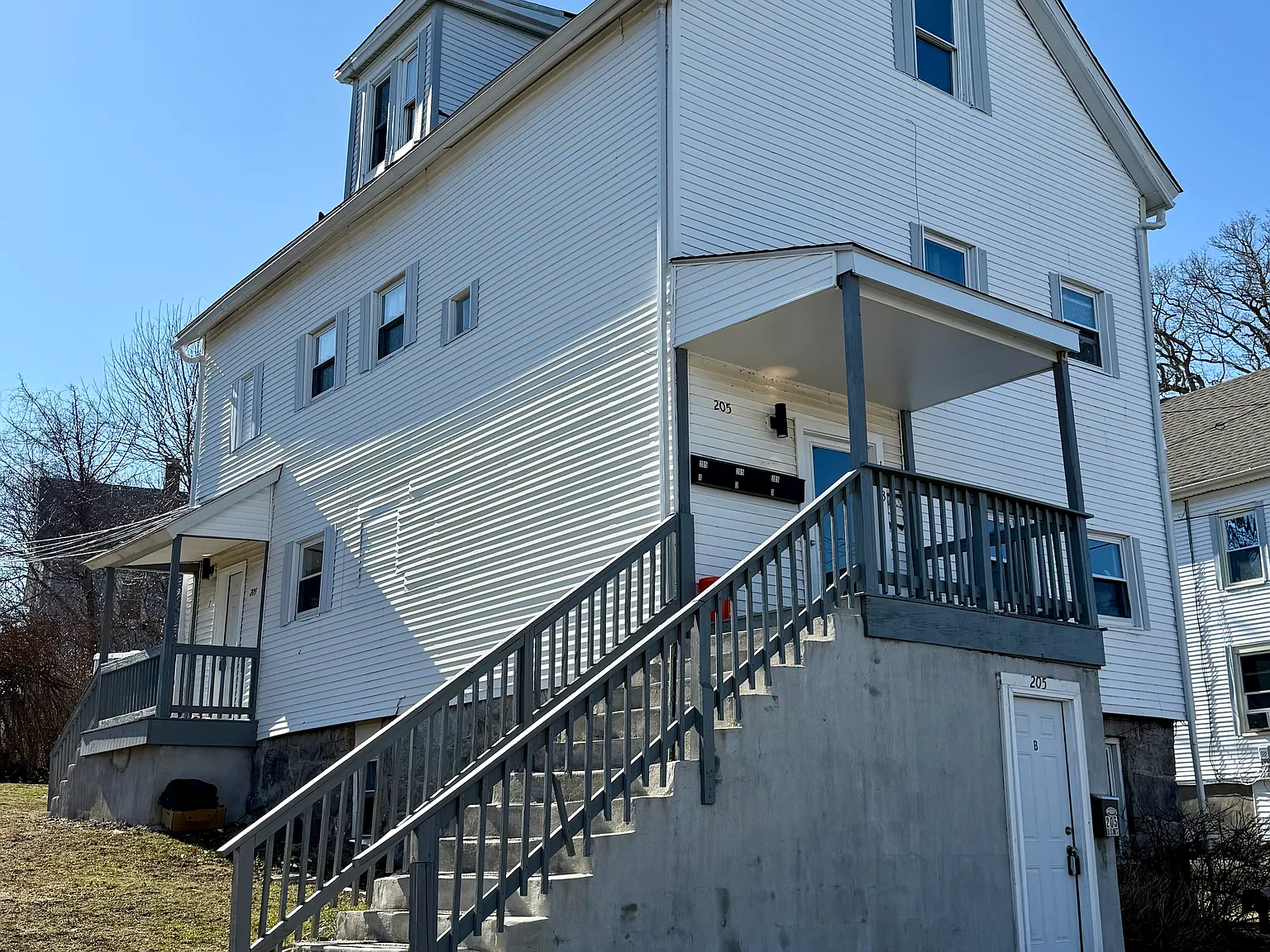 3 bed, 900 sqft, $2,300 — Photo 1