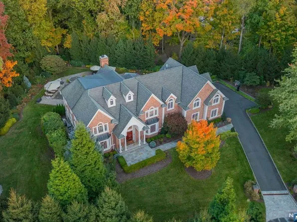 8 W Slope Ct, Upper Saddle River, NJ 07458