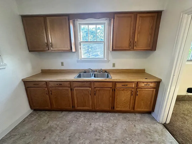 402 S Wayland Ave — Photo 2
