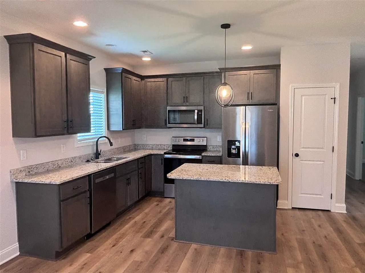 3 bed, 1290 sqft, $1,900 — Photo 4