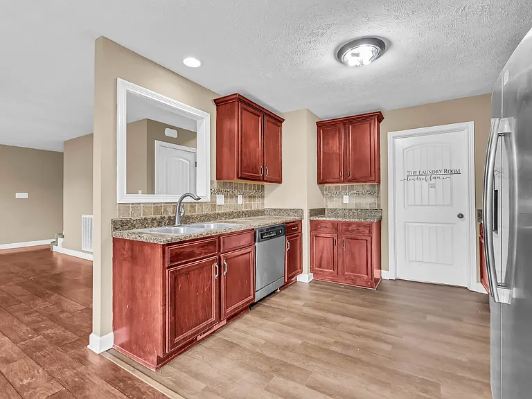 563 Falkland Cir — Photo 15