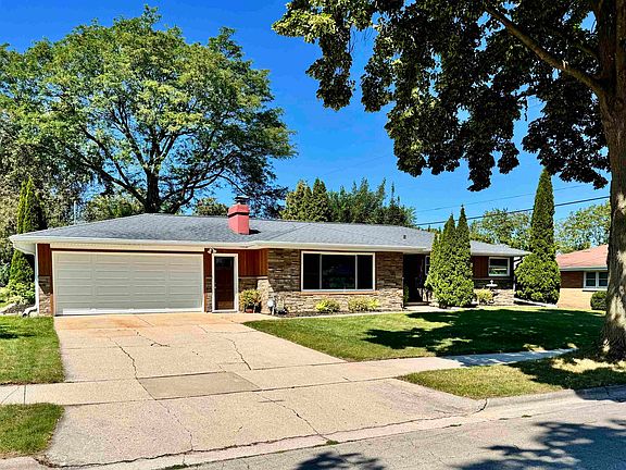 2nd image of 1700 Chateau Dr