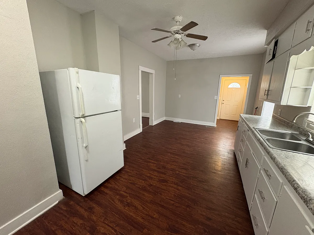 Building Photo - 808 S Greenlawn Ave